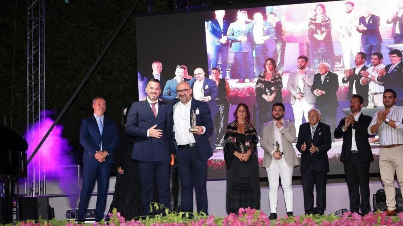 El ganador del Concurso de Cante por Peteneras 2025, Antonio José Nieto Fernández, recibe el galardón de manos del alcalde de Paterna de Rivera, Andrés Clavijo.