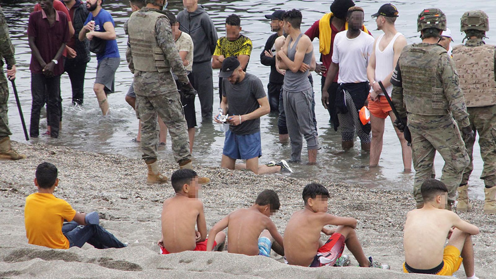 niños custodiados en la playa en ceuta