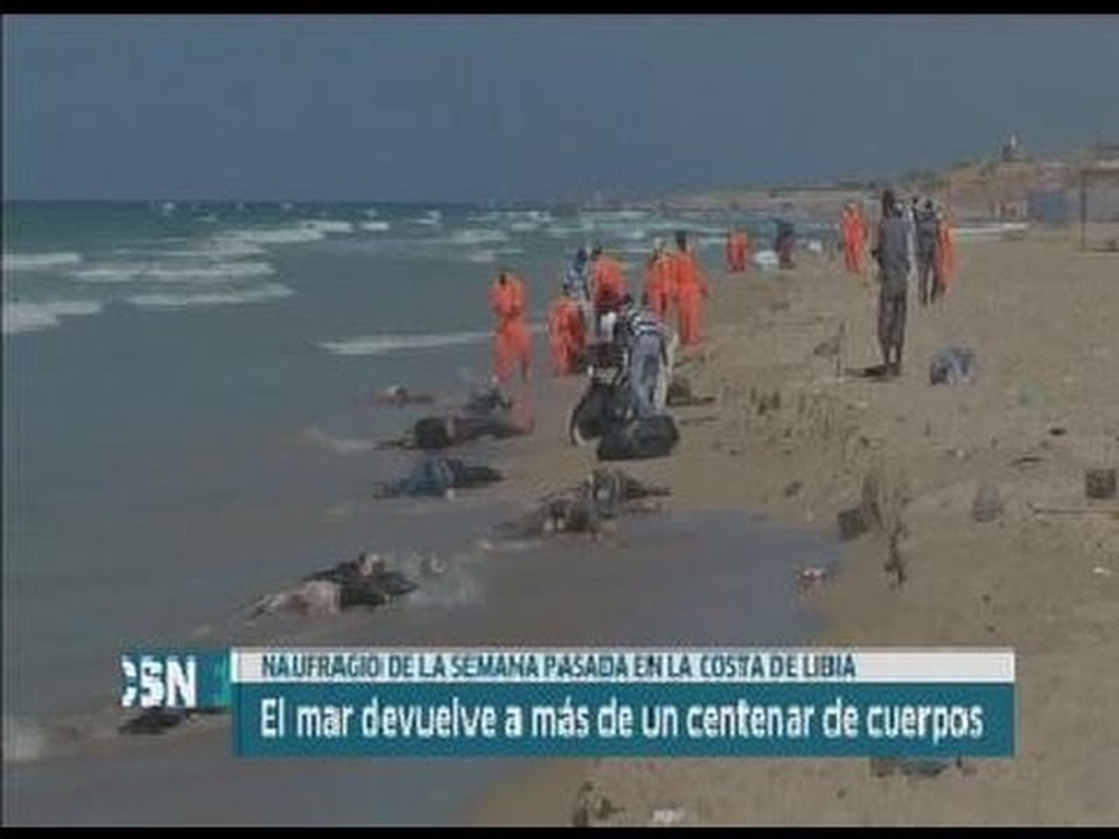 El mar devuelve a la costa de Libia un centenar de cuerpos (2014)