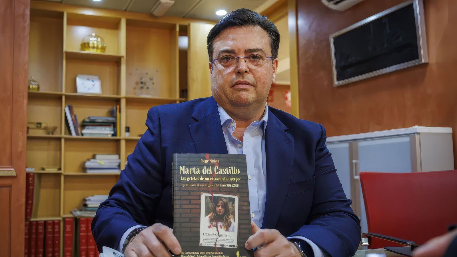 Jorge-Muñoz-y-libro-Marta