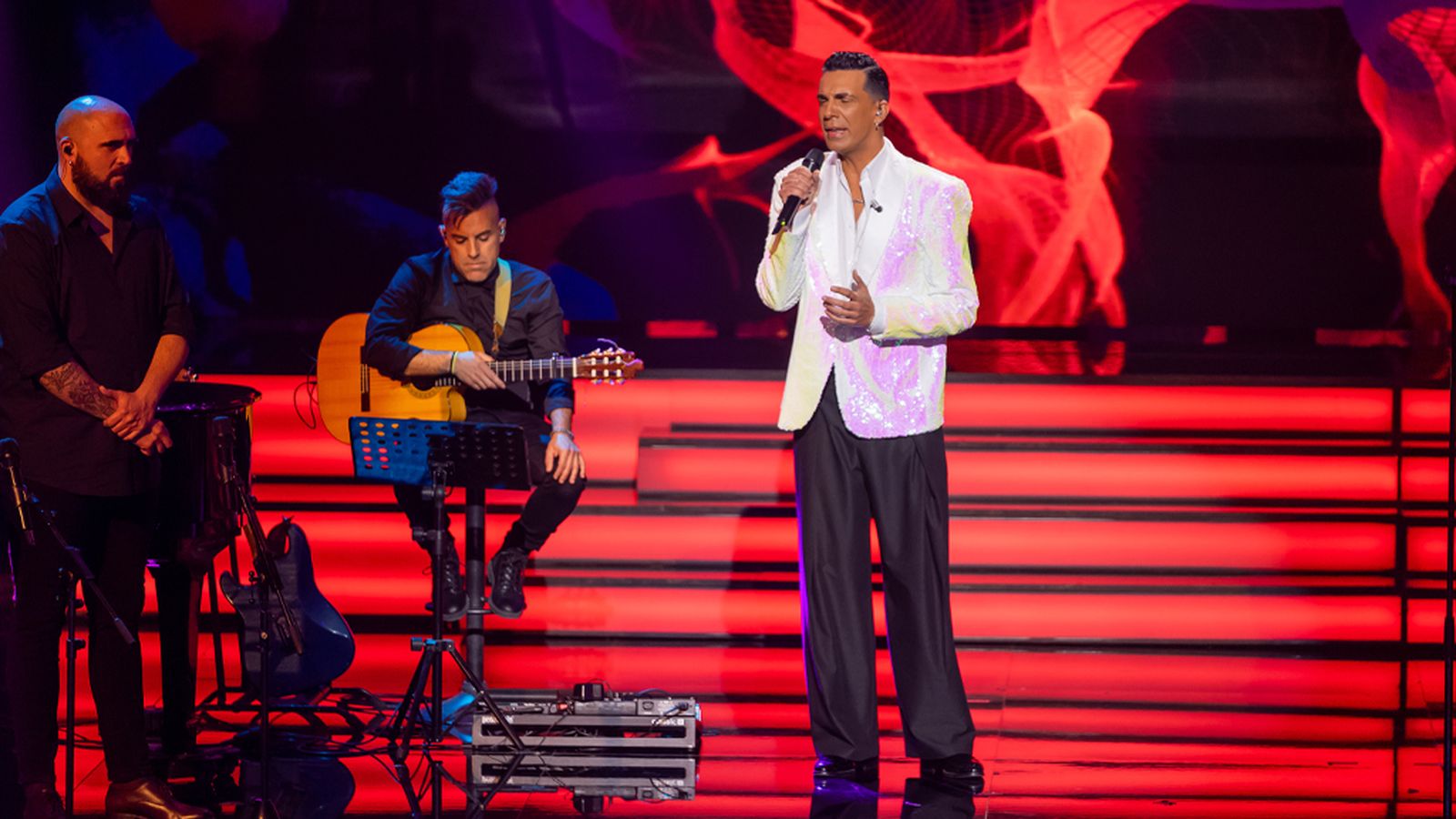 Miguel Ángel Heredia pone al público en pie con el tema 'Mi amigo' de Bambino