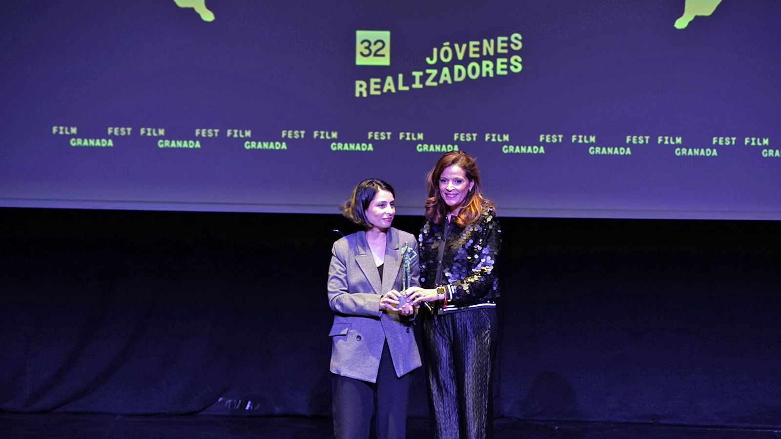 Celia Rico recoge el Premio de Honor de CSRTV de manos de Carmen María González