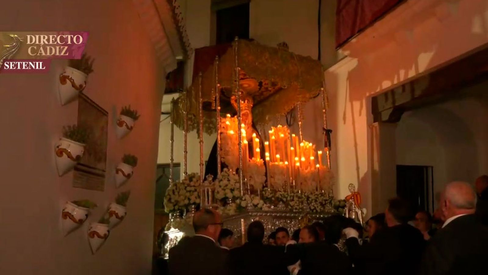 Las complicadas maniobras de los costaleros de la Virgen de los Dolores en Setenil de las Bodegas