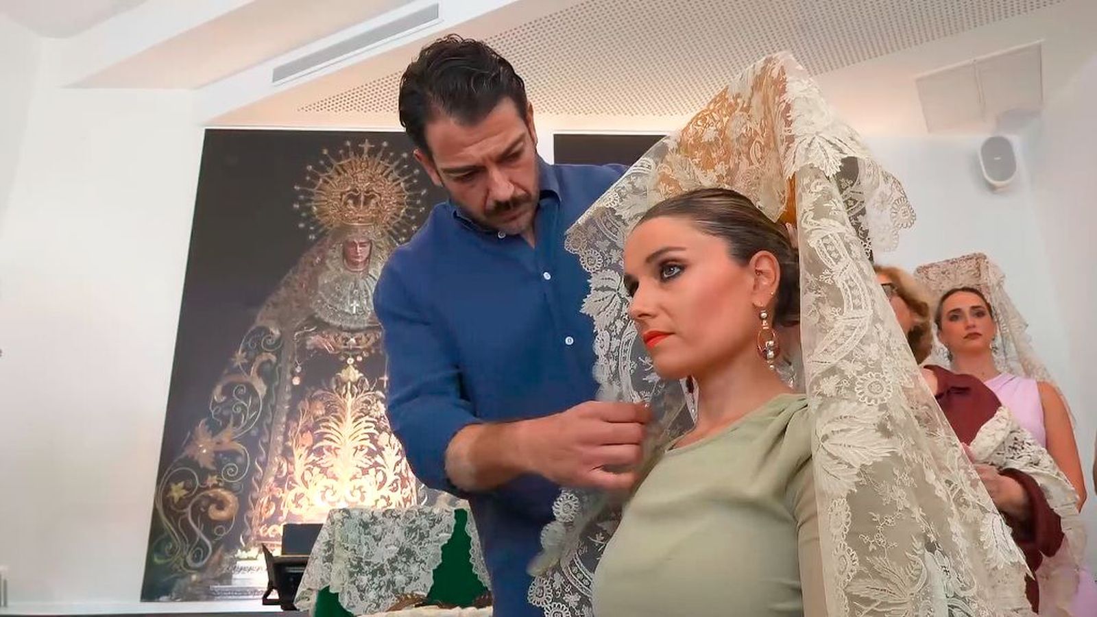 Aprendemos a colocar las mantillas blancas que se lucirán el Día de la Cruz en Alcalá del Río