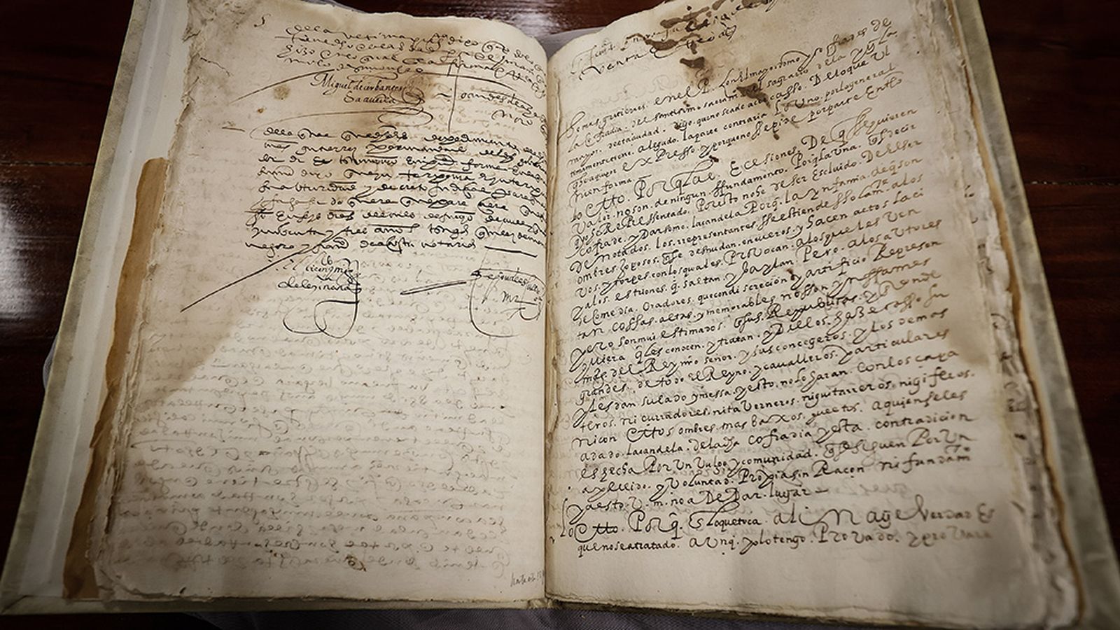 Manuscrito en el que se puede observar la firma de Miguel de Cervantes en la biblioteca de la Universidad de Sevilla