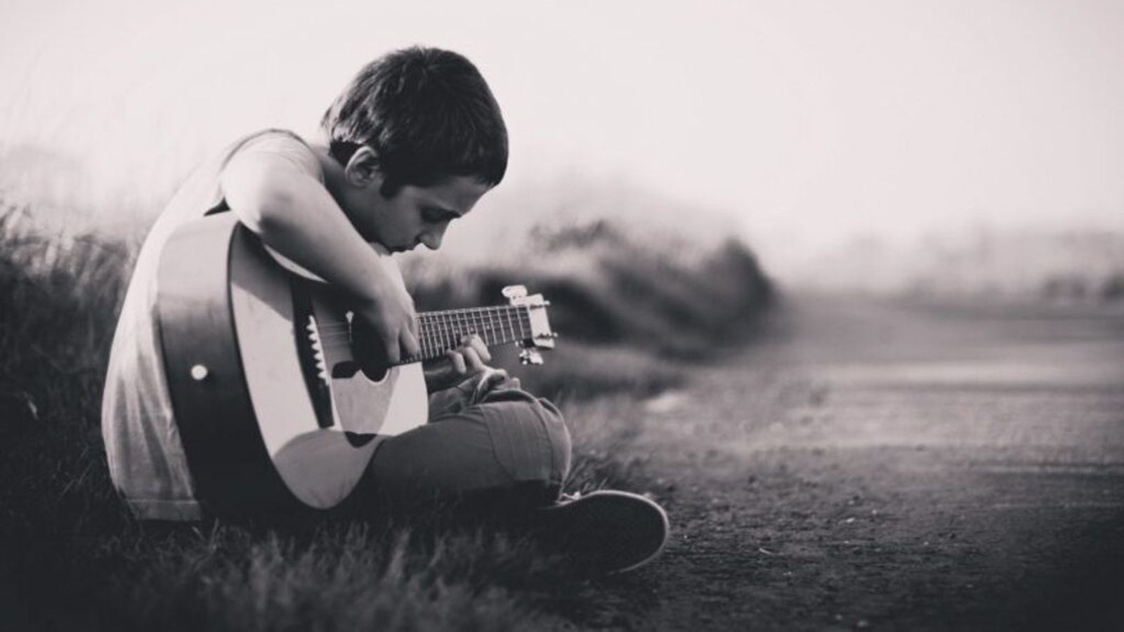 chico tocando la guitarra