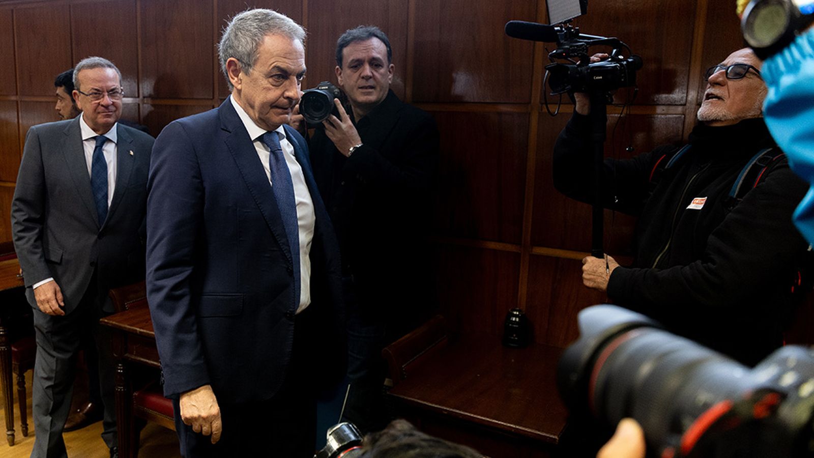 Zapatero habría negociado también con petróleo venezolano