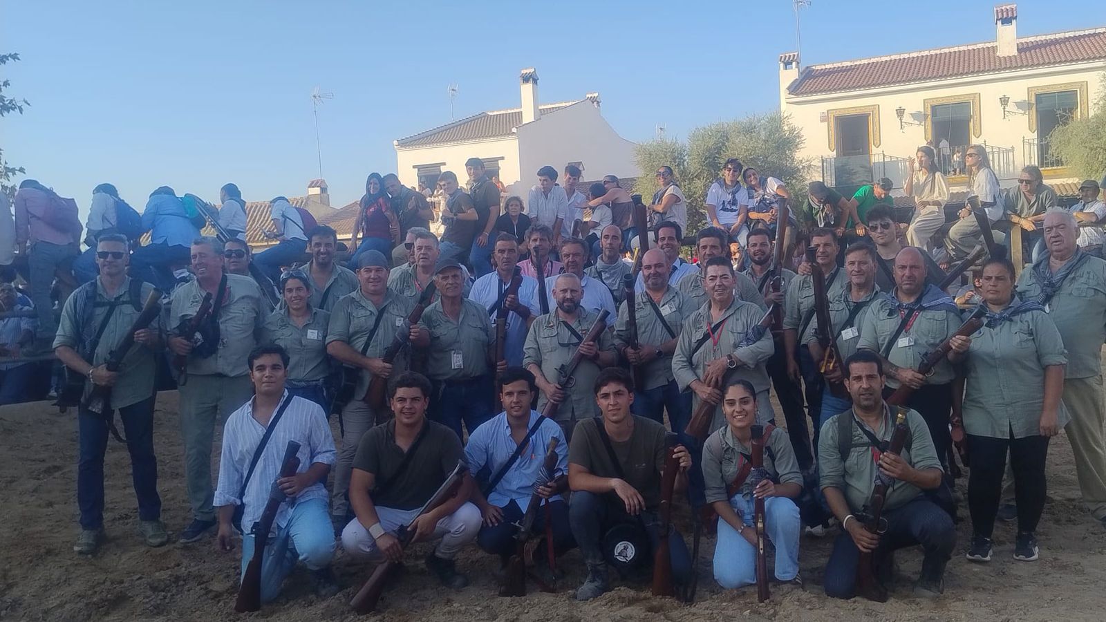 La Asociación de Trabuqueros que acompaña a la Virgen del Rocío hace una salva de honor en directo