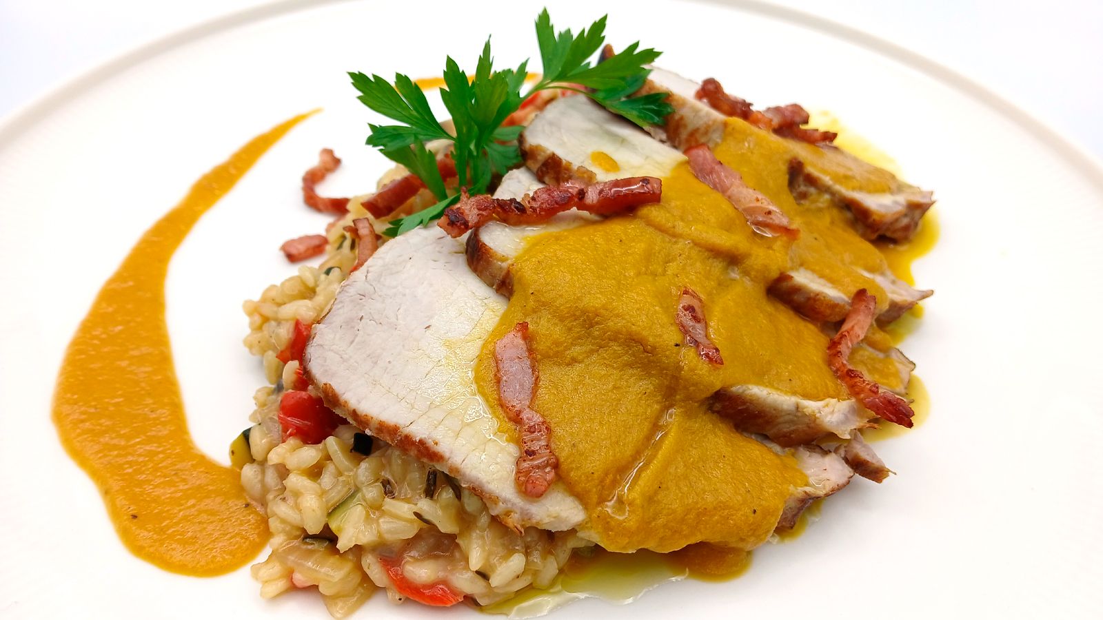 Filetes de lomo asado con arroz de verdura.