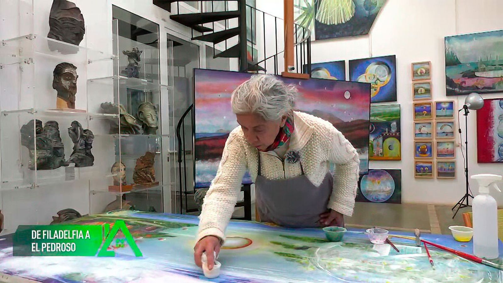Nació en París, vivió en Cuba y ha montado su propio estudio de pintura en El Pedroso