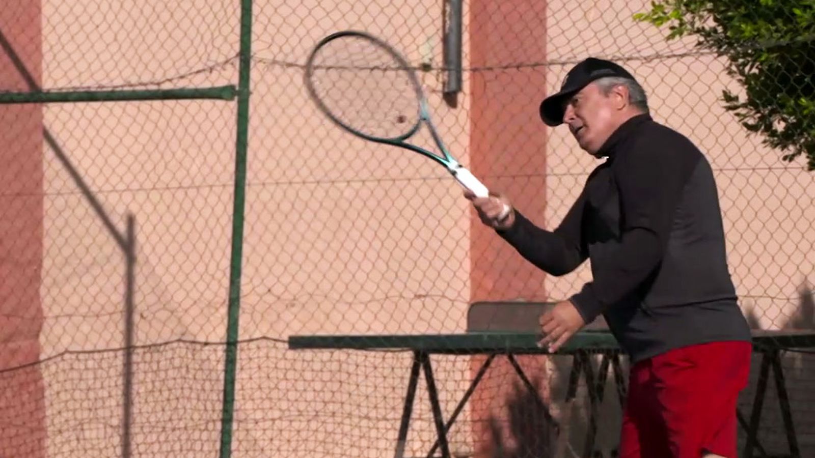 Pepe Begines mantiene la vitalidad con su zambombazo en la pista de tenis