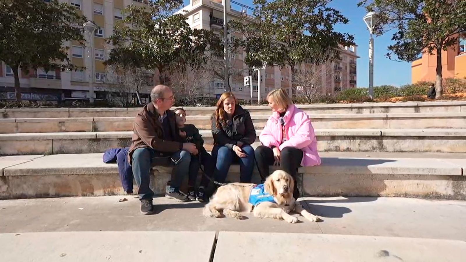 Tomatito, un golden retriever que asiste a un Ángel, un niño de 8 años con autismo severo