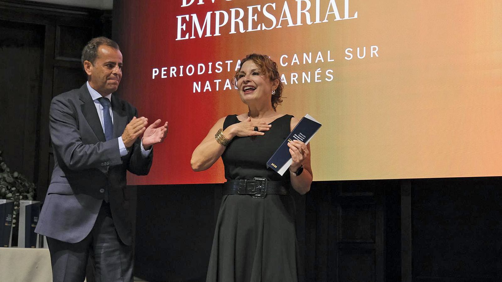 Natalia Barnés recibe el galardón de manos de Juande Mellado