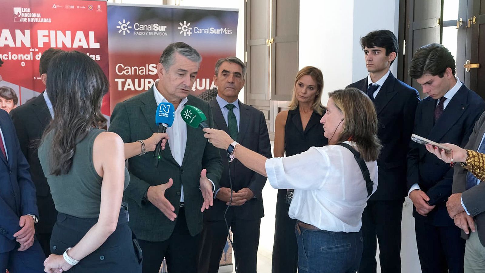 Antonio Sanz explica ante los micrófonos de Canal Sur Radio y Canal Sur Televisión las características de la gran final.