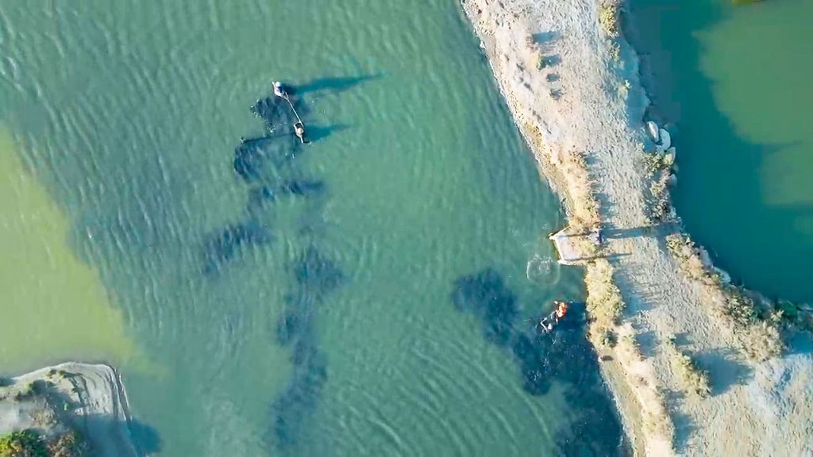 Los compadres acaban enfangados hasta las rodillas en las salinas de Chiclana