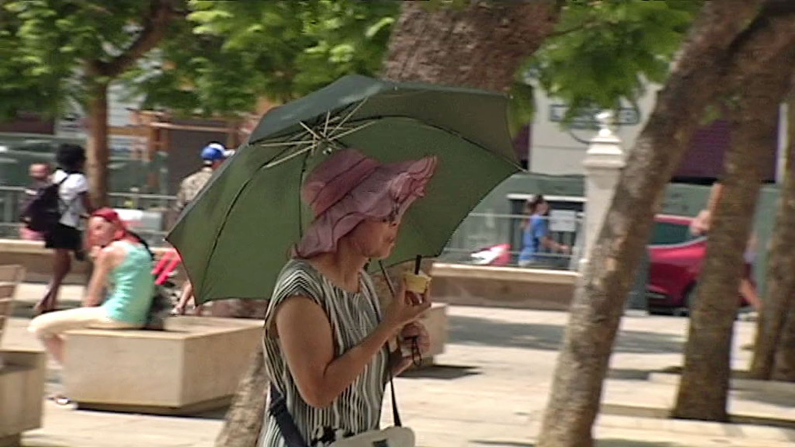 Calor mujer con sombrilla 1024