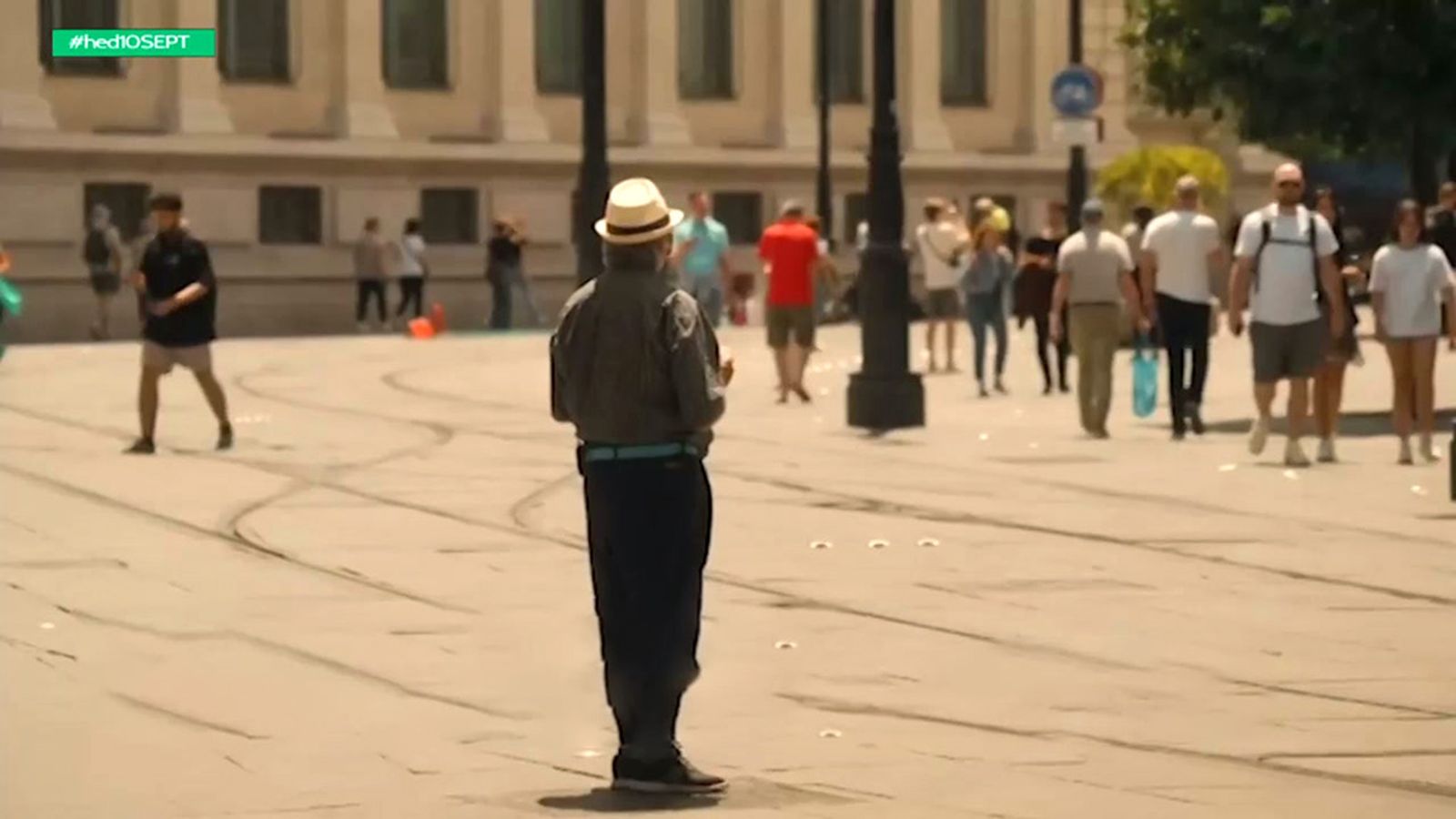 Personas mayores salen a la calle en una campaña sobre la soledad oculta