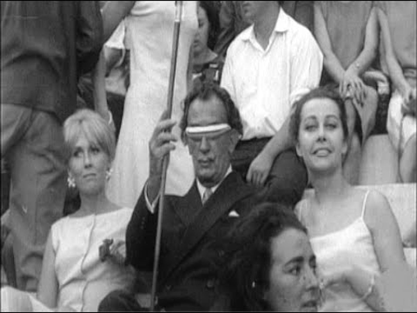 Salvador Dalí en la plaza Monumental de Barcelona en 1961