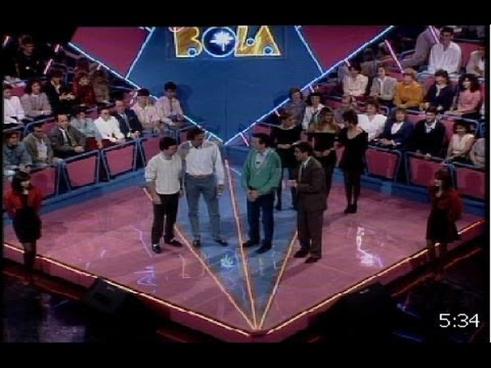 Bertín Osborne canta con Richard y Ricardo, concursantes de Saque Bola (1989)