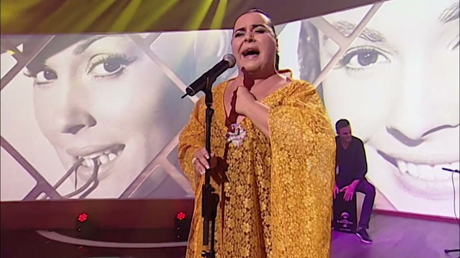 Falete canta en directo "Romance de la reina Mercedes" en memoria de Paquita Rico