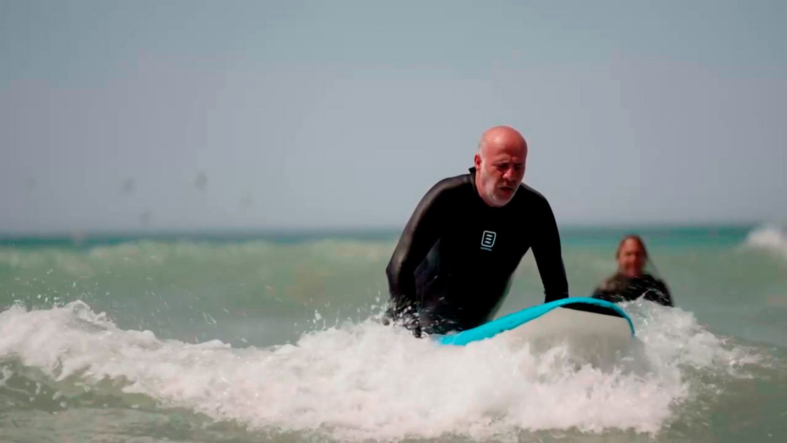 Sin límites frente a la ceguera, Chema intenta surfear en Barbate su primera ola