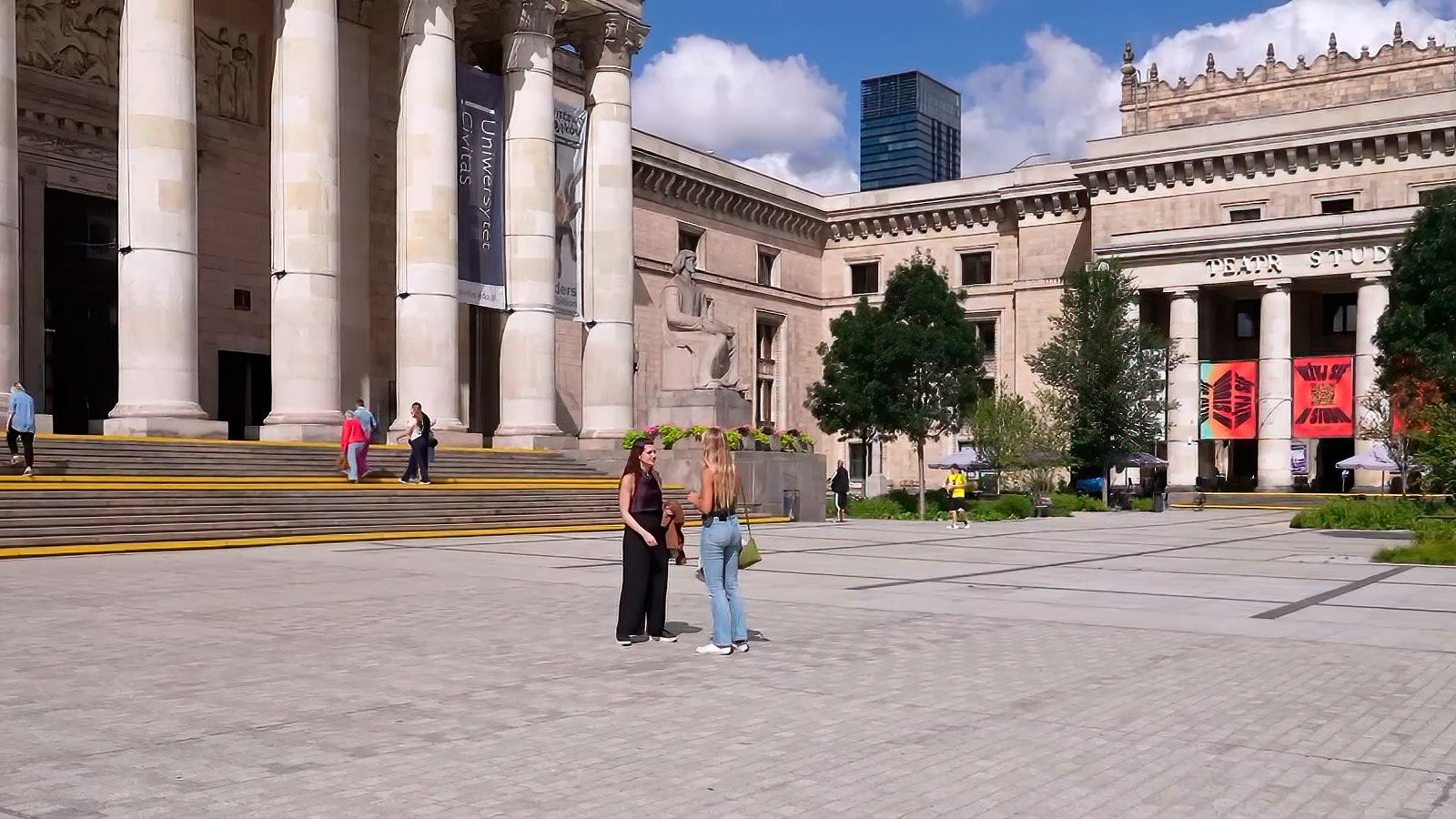 Miriam nos cita en el Palacio de la Cultura y la Ciencia, regalo de la URSS a Varsovia