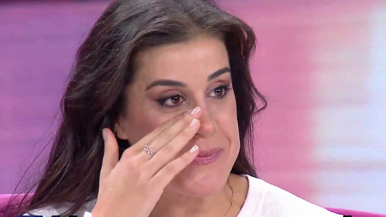 El compositor Paco Millán canta las sevillanas a Carolina Marín delante de la campeona