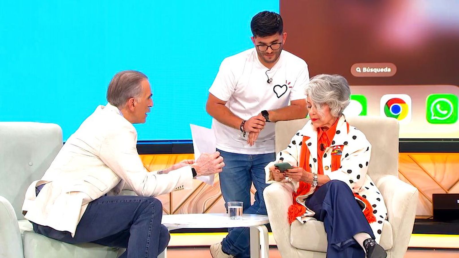 'Yo Conecto': mayores que conquistan el móvil para escanear, firmar o restaurar fotos con IA