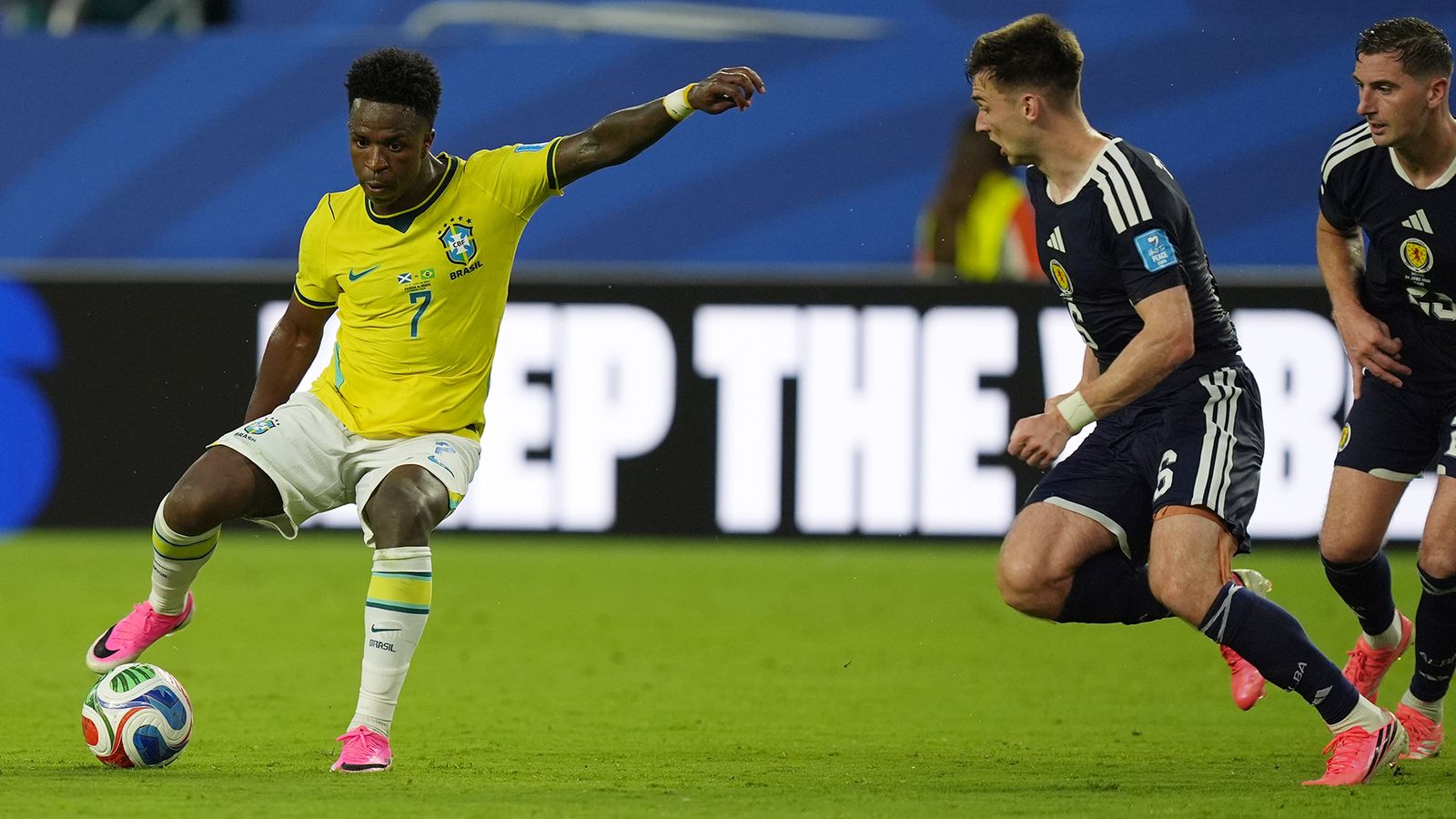Vinicius ante Escocia.