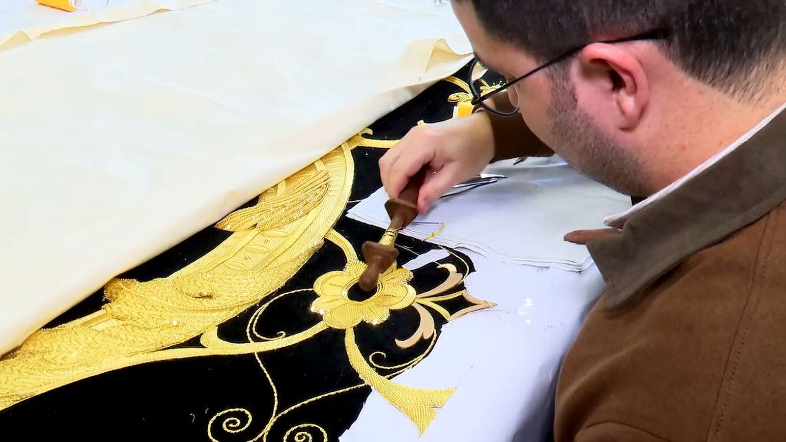 Preocupación entre los bordadores de arte sacro por la subida del precio del hilo de oro