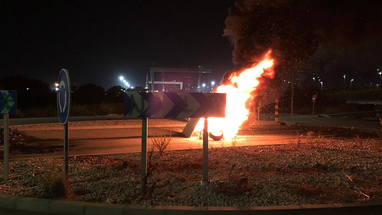 HUELGA ALESTIS CORTE CARRETERA BARRICADA
