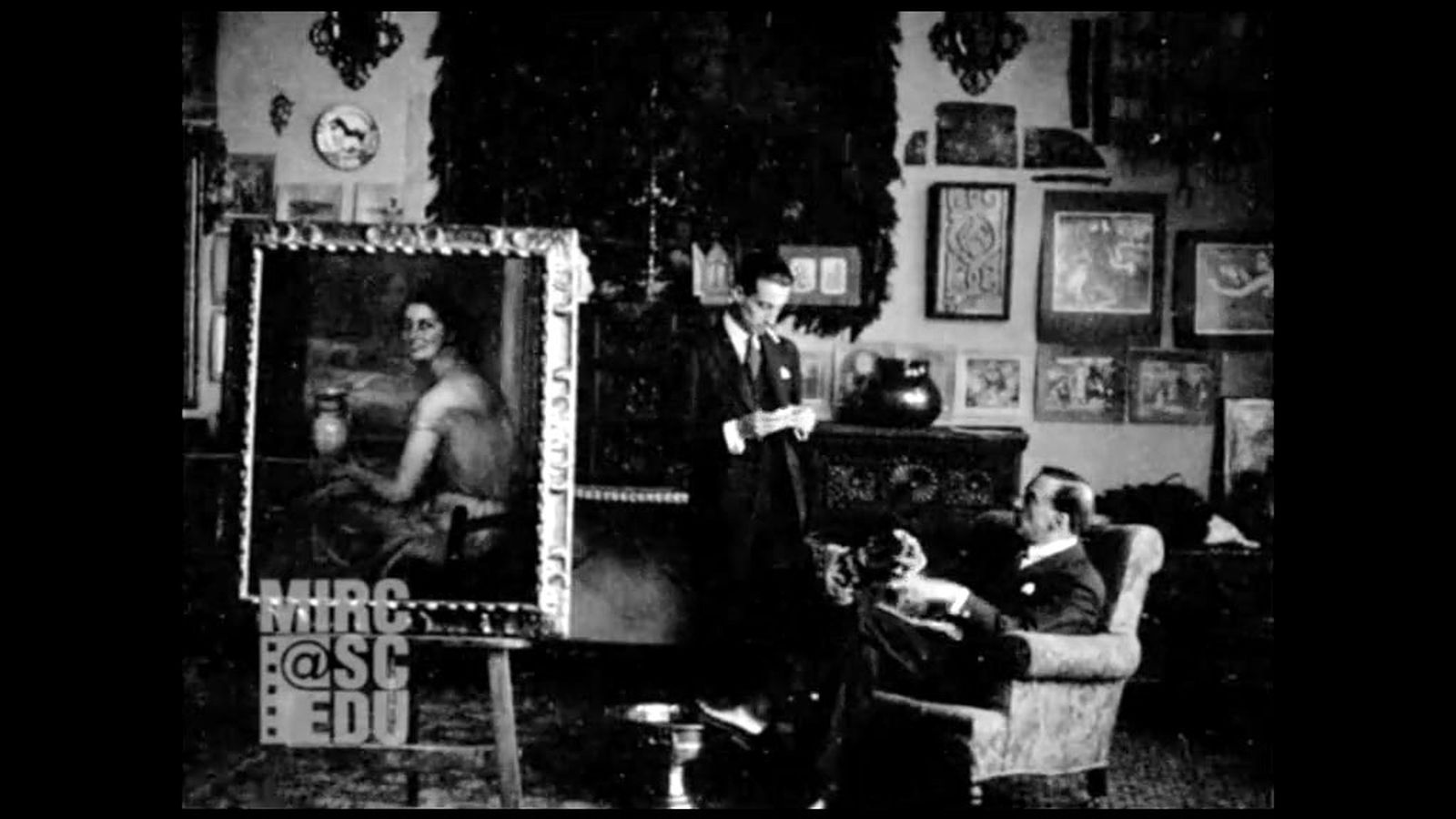 Imágenes inéditas de Julio Romero de Torres en su estudio de Madrid filmadas por Fox News en 1925