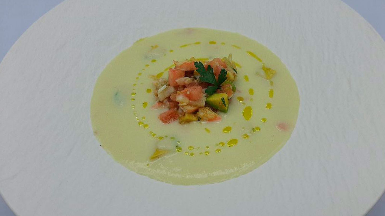 Cómetelo Vichyssoise con picadillo de tomate y langostinos 1024x576 1/6