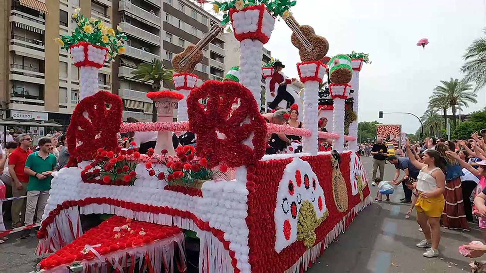 La batalla de las flores y las Cruces de Mayo, abren las fiestas de primavera en Córdoba