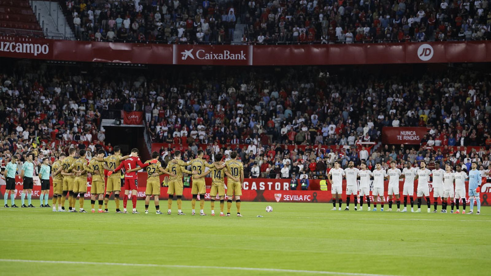 Minuto de silencio por Valencia en el Sevilla Real Sociedad