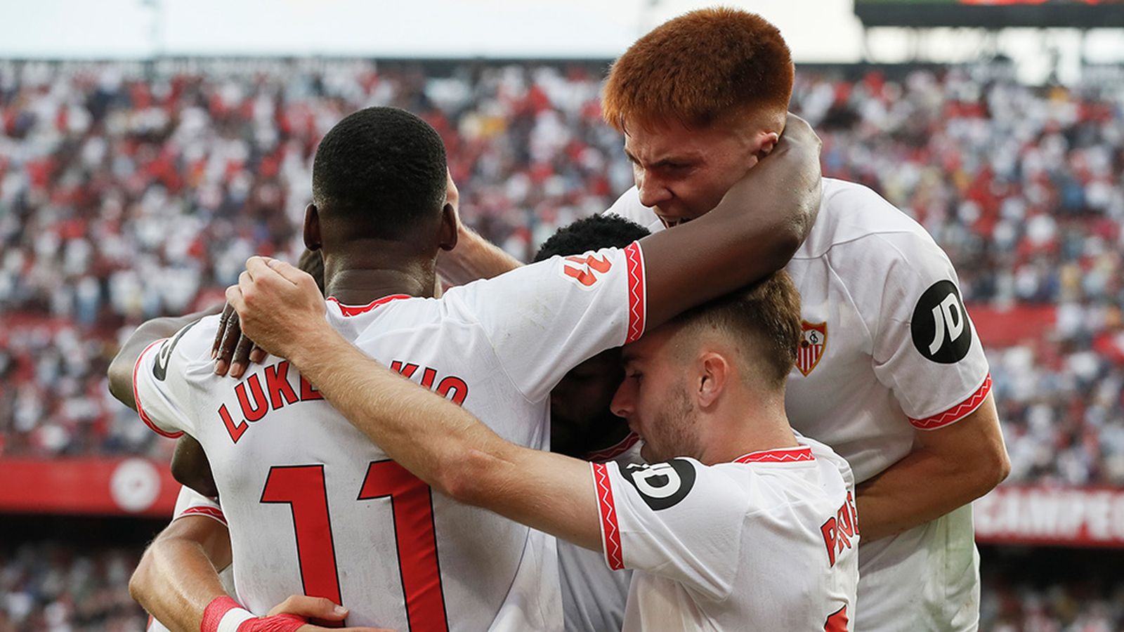 Jugadores del Sevilla celebran el gol