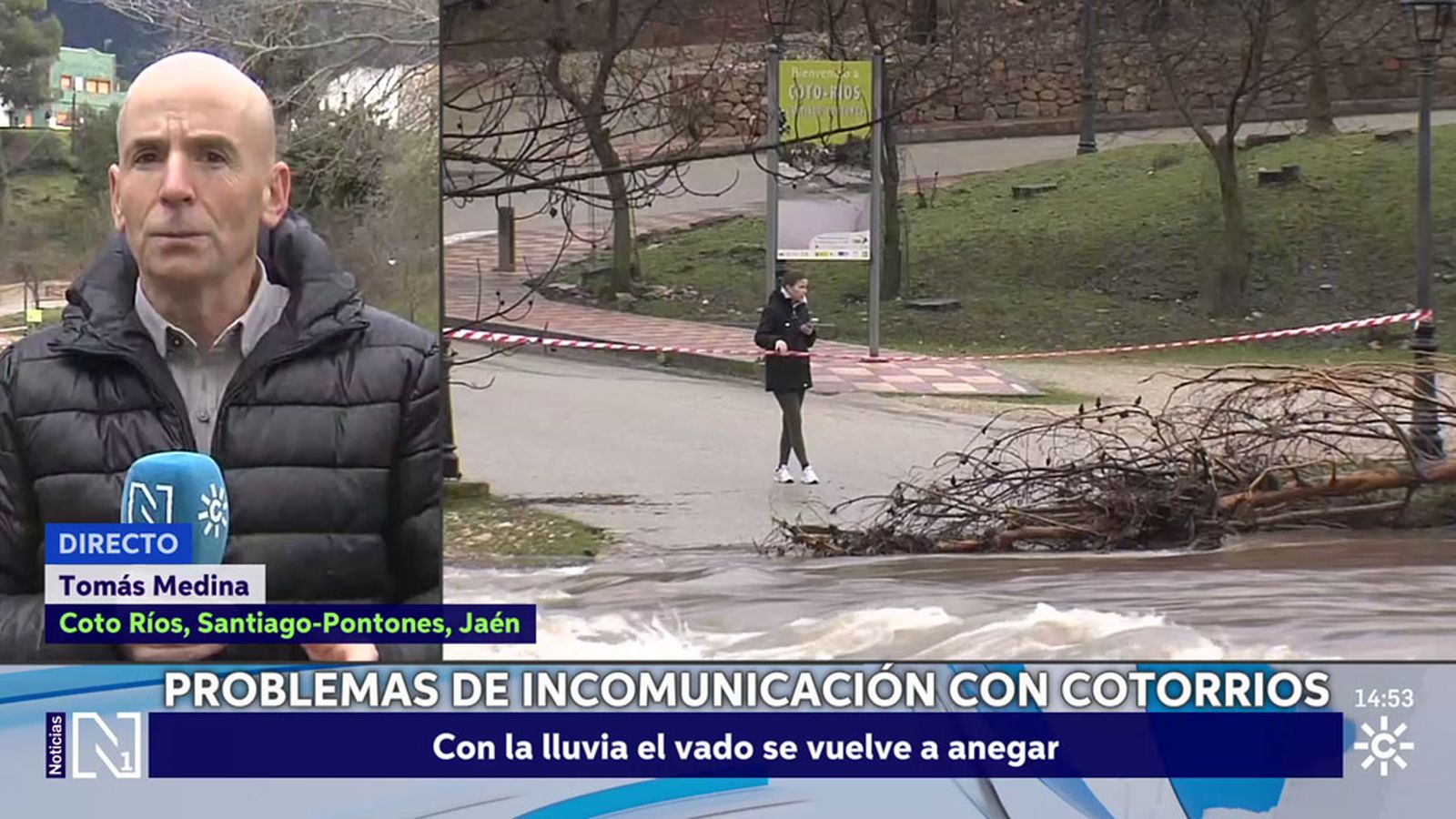 Los vecinos de Coto Ríos, aislados por la crecida del Guadalquivir
