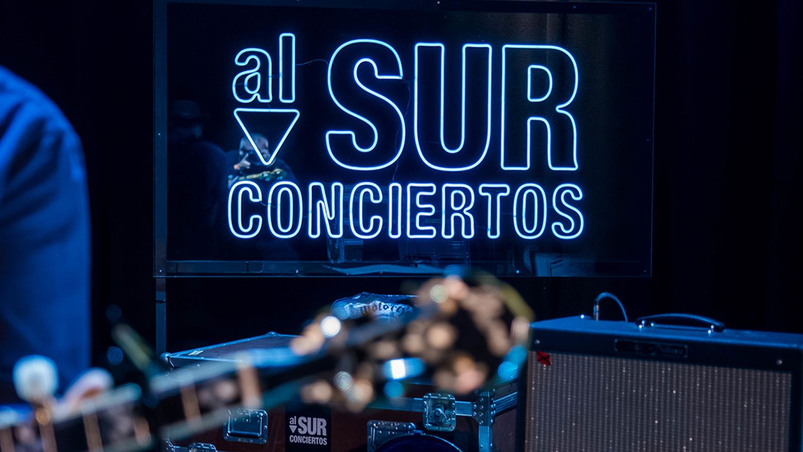 Al Sur conciertos Generica neon