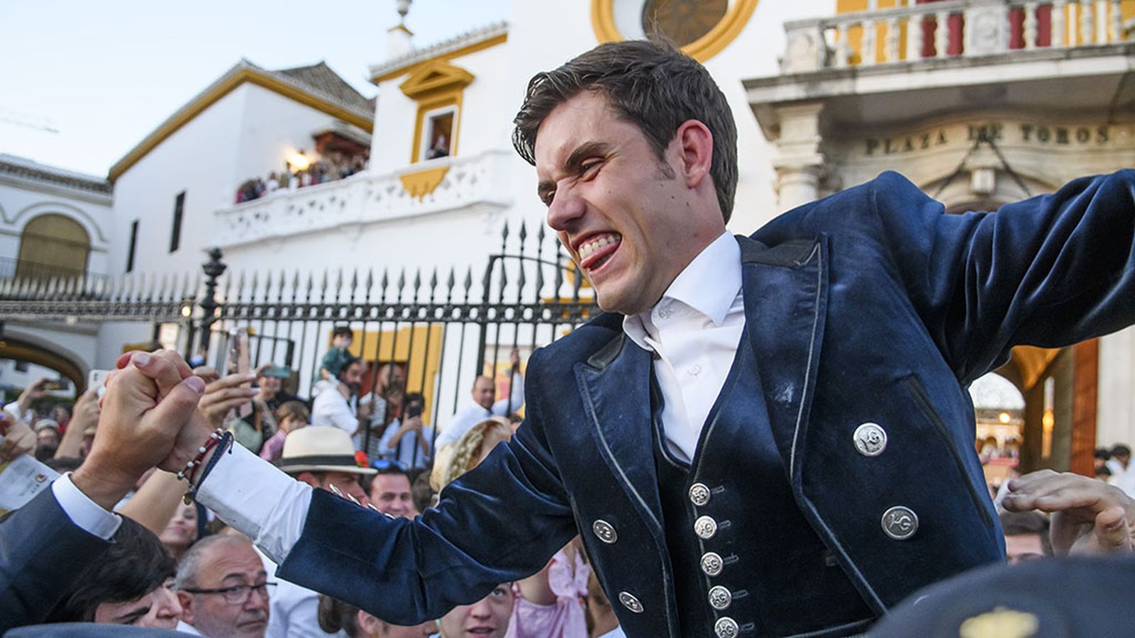 Hermoso de Mendoza abre la Puerta del Príncipe de La Maestranza