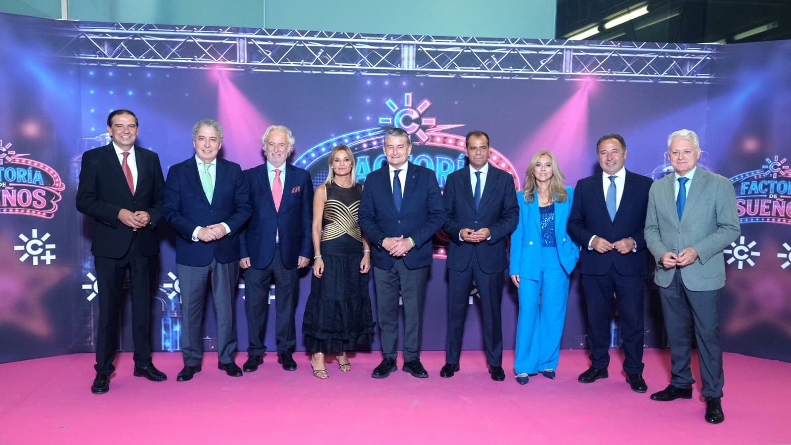 El consejero de Presidencia, Antonio Sanz, junto a directivos de la RTVA y miembros del Consejo de Administración.Factoría de sueños apertura