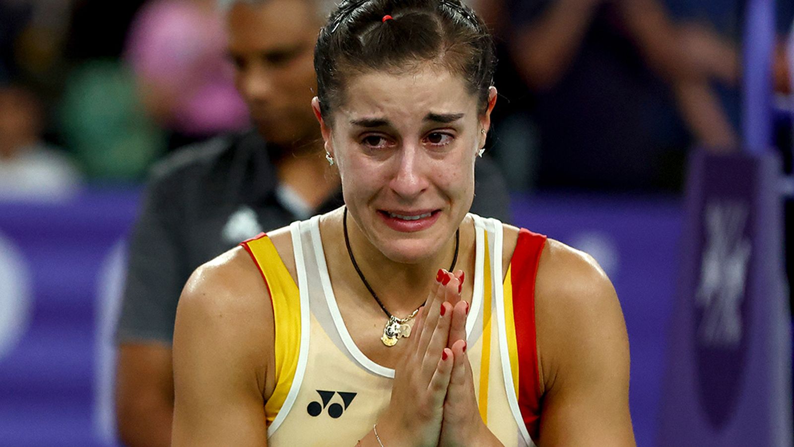 Carolina Marín llora tras su lesión en París