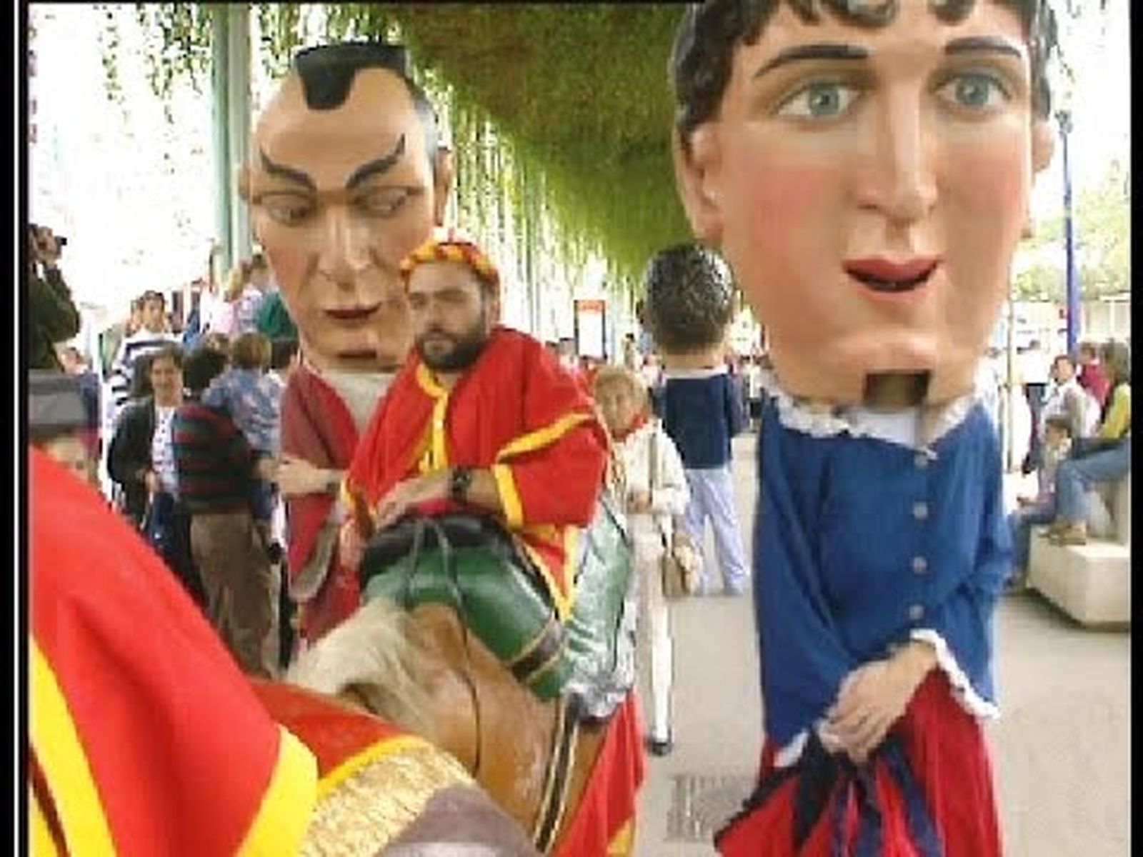 Expo 92: Gigantes y cabezudos en el Día de Honor de Navarra