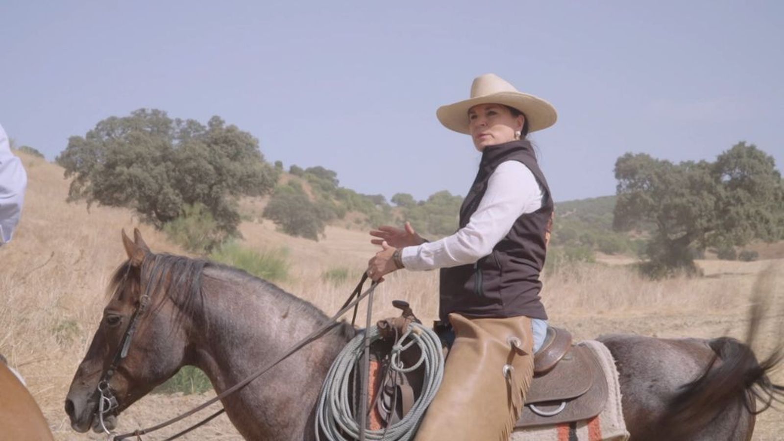 Natalie Kraft enseña doma western con ganado en su rancho de Montellano
