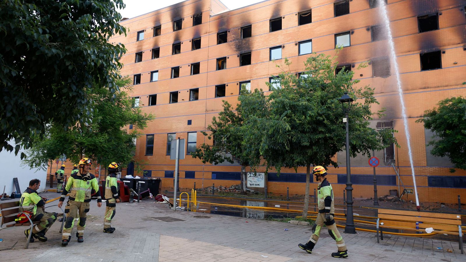 Tres dotaciones de bomberos continúan trabajando en el edificio incendiado