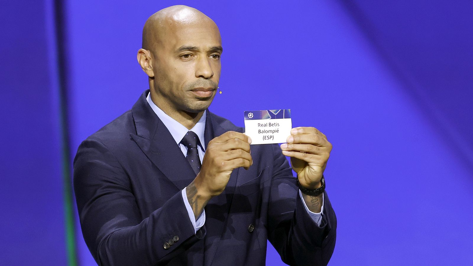 Thierry Henry muestra la tarjeta del Betis durante el sorteo de la Liga de Campeones.
