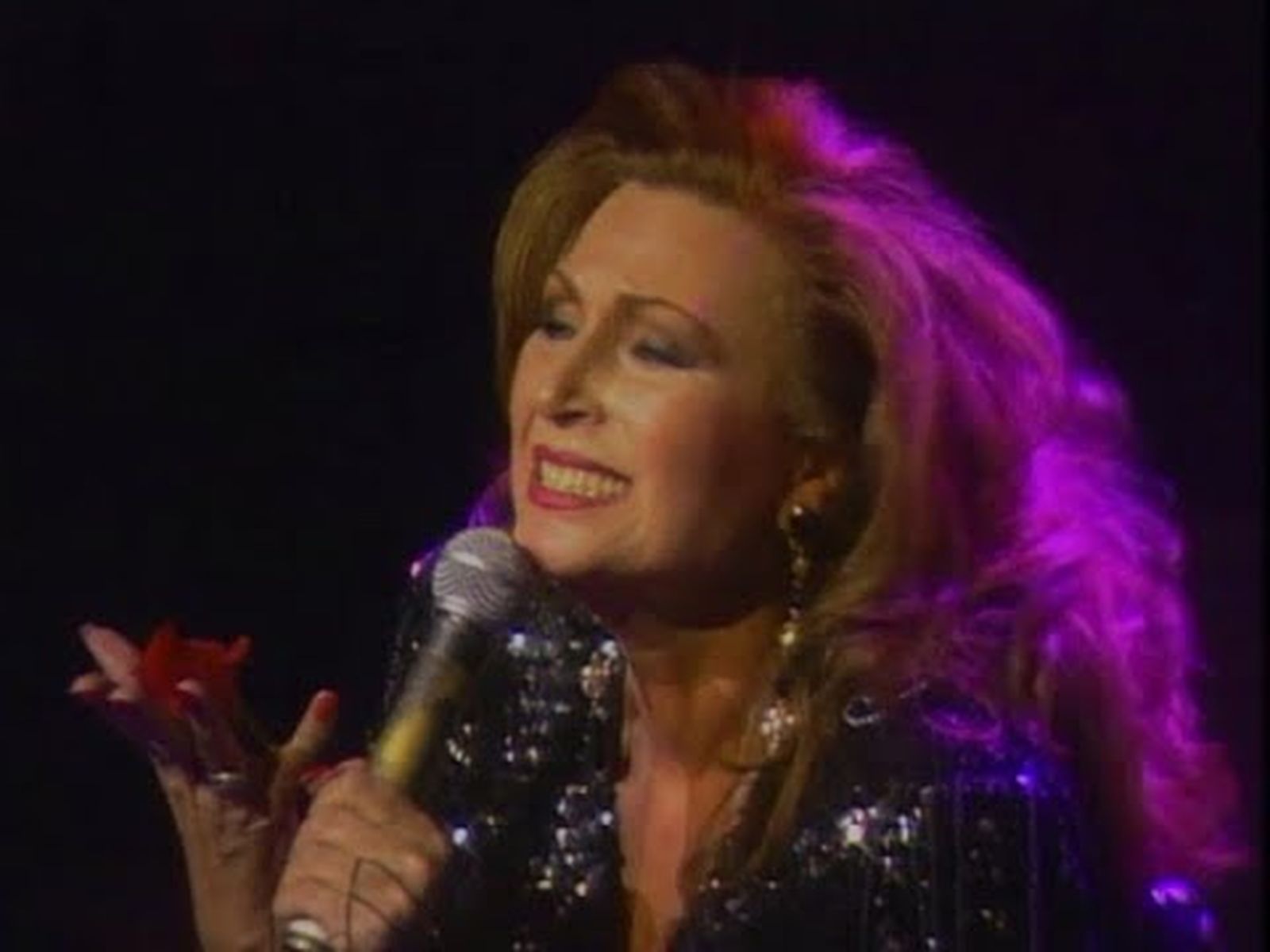Rocío Jurado canta "Se nos rompió el amor"