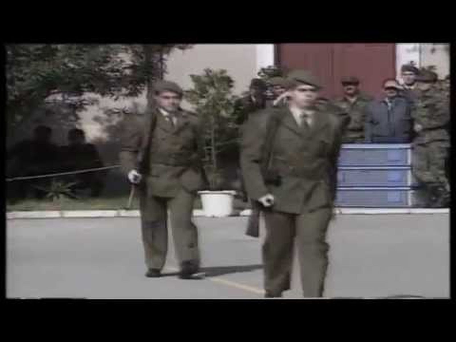 El tenista Emilio Sánchez Vicario jura bandera con el paso cambiado