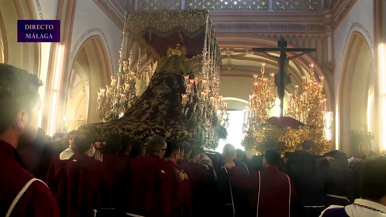 La Hermandad de la Salud de Málaga encuentra consuelo meciendo los tronos en el templo