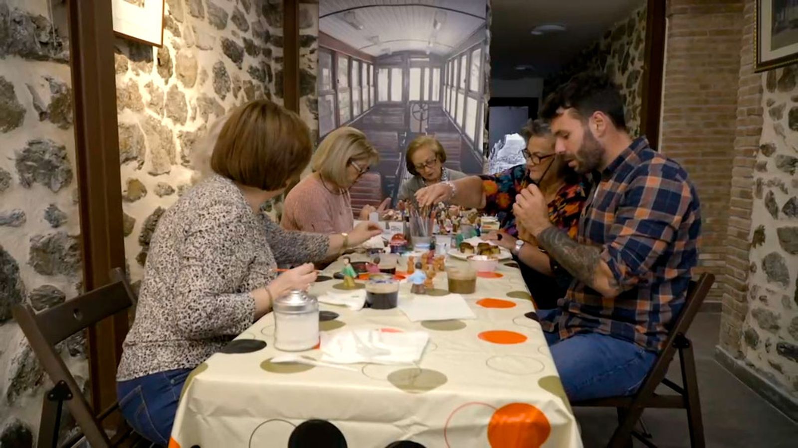 Bosco recibe una clase magistral de pintura y un regalo muy especial en Pinos Genil