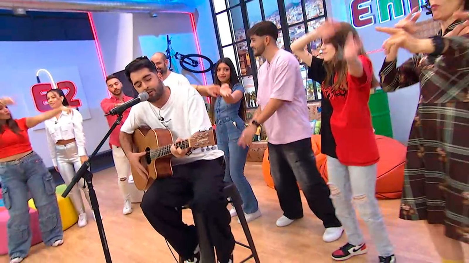 Chema Rivas nos canta, en directo, su último tema 'Un momento'